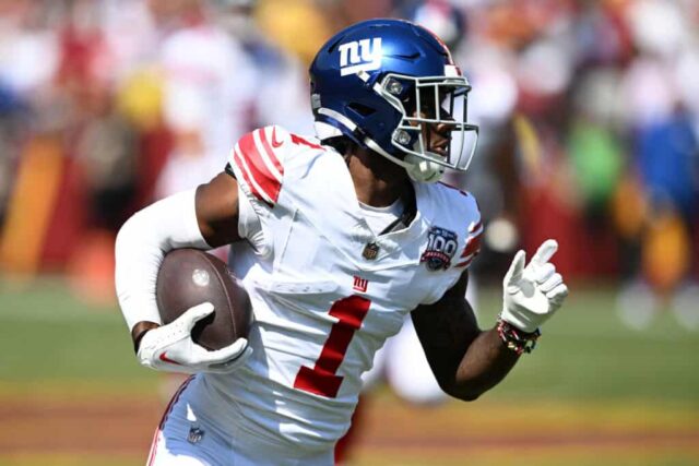 LANDOVER, MARYLAND - 15 DE SETEMBRO: Malik Nabers nº 1 do New York Giants corre com a bola durante o primeiro quarto contra o Washington Commanders no Northwest Stadium em 15 de setembro de 2024 em Landover, Maryland. 