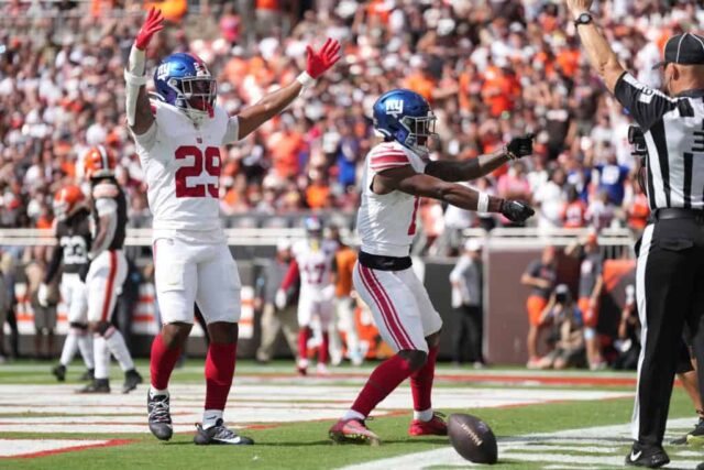 CLEVELAND, OHIO - 22 DE SETEMBRO: Malik Nabers nº 1 do New York Giants comemora após sua recepção de touchdown contra o Cleveland Browns com Tyrone Tracy Jr. nº 29 durante o segundo quarto no Cleveland Browns Stadium em 22 de setembro de 2024 em Cleveland, Ohio.