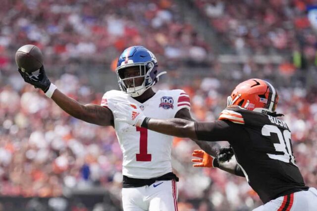 CLEVELAND, OHIO - 22 DE SETEMBRO: Malik Nabers nº 1 do New York Giants passa a bola contra Devin Bush nº 30 do Cleveland Browns durante o segundo quarto no Cleveland Browns Stadium em 22 de setembro de 2024 em Cleveland, Ohio. 