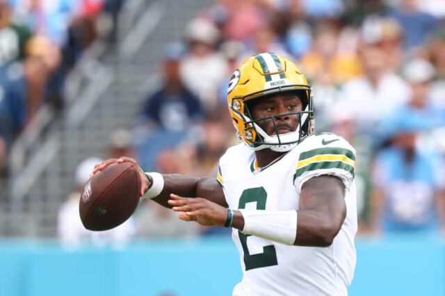 NASHVILLE, TENNESSEE - 22 DE SETEMBRO: O quarterback Malik Willis nº 2 do Green Bay Packers passa contra o Tennessee Titans durante o segundo quarto no Nissan Stadium em 22 de setembro de 2024 em Nashville, Tennessee. 