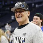 MINNEAPOLIS, MINNESOTA - 30 DE MAIO: Mark Cuban, proprietário do Dallas Mavericks, comemora após uma vitória por 124-103 contra o Minnesota Timberwolves no jogo cinco das finais da Conferência Oeste no Target Center em 30 de maio de 2024 em Minneapolis, Minnesota. NOTA AO USUÁRIO: O Usuário reconhece e concorda expressamente que, ao baixar e/ou usar esta fotografia, o Usuário está concordando com os termos e condições do Contrato de Licença da Getty Images.