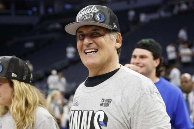 MINNEAPOLIS, MINNESOTA - 30 DE MAIO: Mark Cuban, proprietário do Dallas Mavericks, comemora após uma vitória por 124-103 contra o Minnesota Timberwolves no jogo cinco das finais da Conferência Oeste no Target Center em 30 de maio de 2024 em Minneapolis, Minnesota. NOTA AO USUÁRIO: O Usuário reconhece e concorda expressamente que, ao baixar e/ou usar esta fotografia, o Usuário está concordando com os termos e condições do Contrato de Licença da Getty Images.