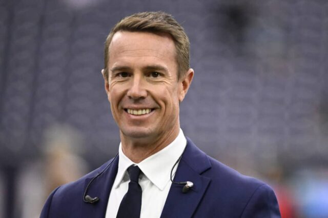 HOUSTON, TEXAS - 26 DE NOVEMBRO: Matt Ryan observa antes de um jogo entre o Jacksonville Jaguars e o Houston Texans no NRG Stadium em 26 de novembro de 2023 em Houston, Texas.