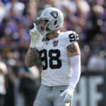 BALTIMORE, MARYLAND - 15 DE SETEMBRO: Maxx Crosby # 98 do Las Vegas Raiders comemora após demitir Lamar Jackson (não na foto) do Baltimore Ravens durante o quarto período no M&T Bank Stadium em 15 de setembro de 2024 em Baltimore, Maryland.