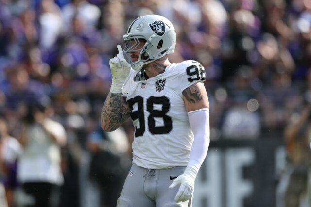 BALTIMORE, MARYLAND - 15 DE SETEMBRO: Maxx Crosby # 98 do Las Vegas Raiders comemora após demitir Lamar Jackson (não na foto) do Baltimore Ravens durante o quarto período no M&T Bank Stadium em 15 de setembro de 2024 em Baltimore, Maryland.