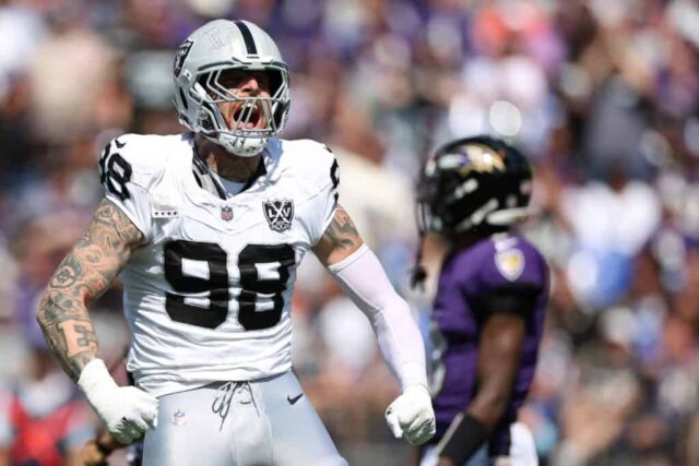 ALTIMORE, MARYLAND - 15 DE SETEMBRO: Maxx Crosby # 98 do Las Vegas Raiders comemora depois de fazer um tackle contra o Baltimore Ravens no M&T Bank Stadium em 15 de setembro de 2024 em Baltimore, Maryland.