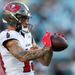 JACKSONVILLE, FLÓRIDA - 17 DE AGOSTO: Mike Evans nº 13 do Tampa Bay Buccaneers se aquece contra o Jacksonville Jaguars durante um jogo de pré-temporada no EverBank Field em 17 de agosto de 2024 em Jacksonville, Flórida.