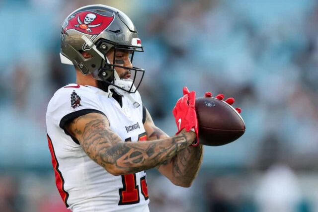 JACKSONVILLE, FLÓRIDA - 17 DE AGOSTO: Mike Evans nº 13 do Tampa Bay Buccaneers se aquece contra o Jacksonville Jaguars durante um jogo de pré-temporada no EverBank Field em 17 de agosto de 2024 em Jacksonville, Flórida. 