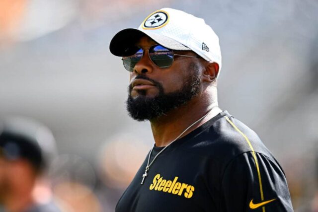 PITTSBURGH, PENSILVÂNIA - 22 DE SETEMBRO: O técnico Mike Tomlin do Pittsburgh Steelers observa antes de um jogo contra o Los Angeles Chargers no Acrisure Stadium em 22 de setembro de 2024 em Pittsburgh, Pensilvânia. 