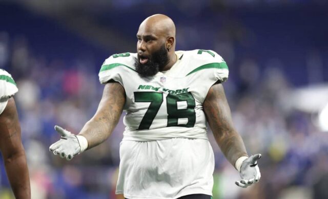 INDIANÁPOLIS, INDIANA - NOVEMBRO 04: Morgan Moses #78 do New York Jets contra o Indianapolis Colts no Lucas Oil Stadium em 04 de novembro de 2021 em Indianápolis, Indiana. 