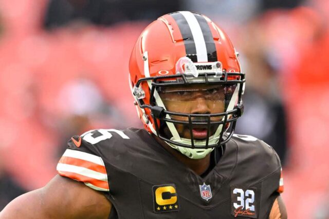 CLEVELAND, OHIO - 10 DE DEZEMBRO: Myles Garrett # 95 do Cleveland Browns se aquece antes do jogo contra o Jacksonville Jaguars no Cleveland Browns Stadium em 10 de dezembro de 2023 em Cleveland, Ohio.