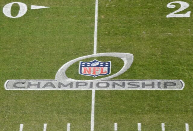 O logotipo do campeonato da NFL é visto em campo antes do jogo do campeonato AFC entre o Kansas City Chiefs e o Tennessee Titans no Arrowhead Stadium em 19 de janeiro de 2020 em Kansas City, Missouri.