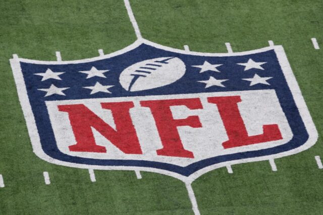 Um detalhe do logotipo oficial da National Football League NFL é visto pintado no gramado quando o New York Giants recebe o Atlanta Falcons durante o jogo NFC Wild Card Playoff no MetLife Stadium em 8 de janeiro de 2012 em East Rutherford, Nova Jersey.