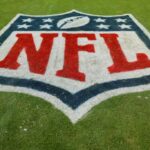 Um detalhe do logotipo da NFL no Soldier Field após o jogo entre o Chicago Bears e o Green Bay Packers em 10 de setembro de 2023 em Chicago, Illinois