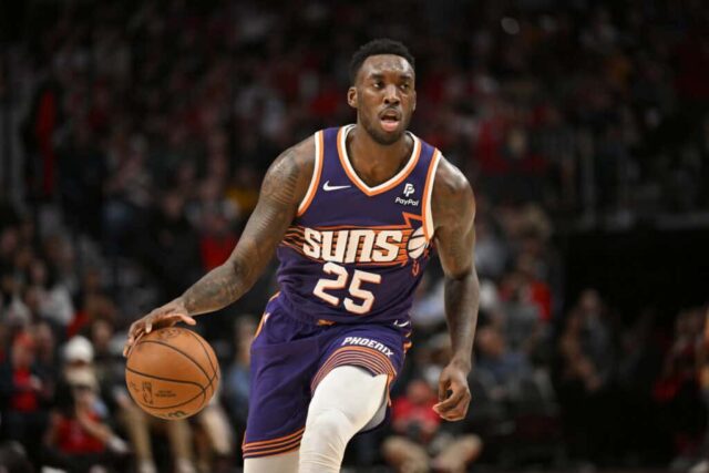 PORTLAND, OREGON - 12 DE OUTUBRO: Nassir Little # 25 do Phoenix Suns dribla durante o terceiro quarto do jogo de pré-temporada contra o Portland Trail Blazers no Moda Center em 12 de outubro de 2023 em Portland, Oregon. O Phoenix Suns venceu por 122-111. NOTA AO USUÁRIO: O usuário reconhece e concorda expressamente que, ao baixar e/ou usar esta fotografia, o usuário concorda com os termos e condições do Contrato de Licença da Getty Images.