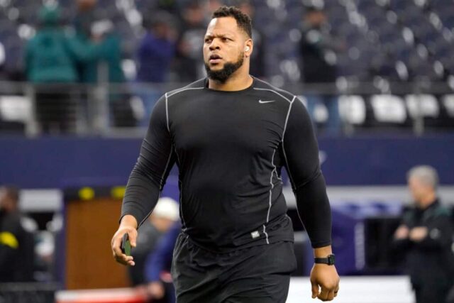 ARLINGTON, TEXAS - 24 DE DEZEMBRO: Ndamukong Suh # 74 do Philadelphia Eagles se aquece antes de um jogo contra o Dallas Cowboys no AT&T Stadium em 24 de dezembro de 2022 em Arlington, Texas.