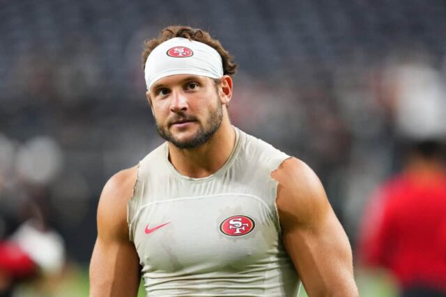 LAS VEGAS, NEVADA - 23 DE AGOSTO: O lado defensivo Nick Bosa # 97 do San Francisco 49ers observa antes de um jogo de pré-temporada contra o Las Vegas Raiders no Allegiant Stadium em 23 de agosto de 2024 em Las Vegas, Nevada.