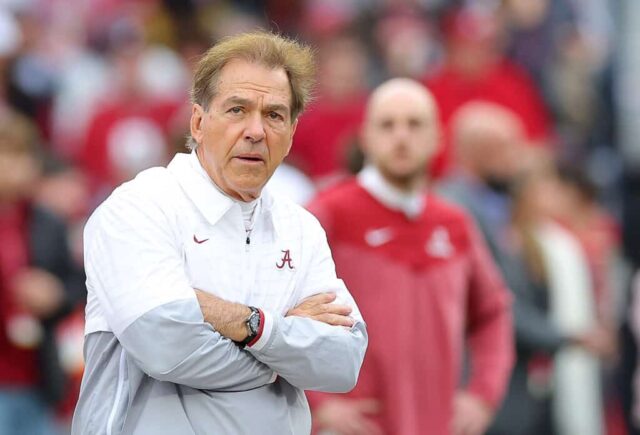 O técnico Nick Saban, do Alabama Crimson Tide, observa durante os aquecimentos antes do jogo antes de enfrentar o Auburn Tigers no Bryant-Denny Stadium em 26 de novembro de 2022 em Tuscaloosa, Alabama.