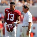 TUSCALOOSA, ALABAMA - 07 DE SETEMBRO: O técnico Nick Saban do Alabama Crimson Tide conversa com Tua Tagovailoa # 13 contra o New Mexico State Aggies no Bryant-Denny Stadium em 07 de setembro de 2019 em Tuscaloosa, Alabama.