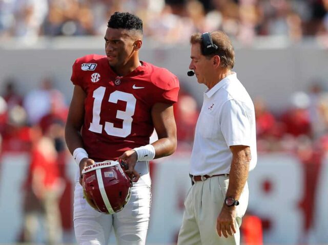 TUSCALOOSA, ALABAMA - 07 DE SETEMBRO: O técnico Nick Saban do Alabama Crimson Tide conversa com Tua Tagovailoa # 13 contra o New Mexico State Aggies no Bryant-Denny Stadium em 07 de setembro de 2019 em Tuscaloosa, Alabama. 