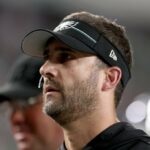 O técnico Nick Sirianni, do Philadelphia Eagles, assiste durante o segundo quarto contra o Cleveland Browns no Lincoln Financial Field em 17 de agosto de 2023 na Filadélfia, Pensilvânia.