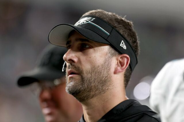 O técnico Nick Sirianni, do Philadelphia Eagles, assiste durante o segundo quarto contra o Cleveland Browns no Lincoln Financial Field em 17 de agosto de 2023 na Filadélfia, Pensilvânia.