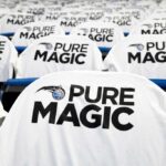 ORLANDO, FL - 26 DE OUTUBRO: Camisetas com o logotipo do Orlando Magic penduram sobre os assentos dos espectadores antes da noite de abertura em 26 de outubro de 2016 no Amway Center em Orlando, Flórida. NOTA AO USUÁRIO: O Usuário reconhece e concorda expressamente que, ao baixar e/ou usar esta fotografia, o Usuário está concordando com os termos e condições do Contrato de Licença da Getty Images.