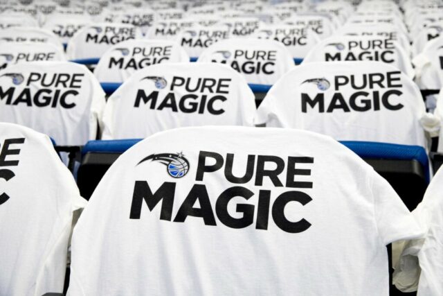 ORLANDO, FL - 26 DE OUTUBRO: Camisetas com o logotipo do Orlando Magic penduram sobre os assentos dos espectadores antes da noite de abertura em 26 de outubro de 2016 no Amway Center em Orlando, Flórida. NOTA AO USUÁRIO: O Usuário reconhece e concorda expressamente que, ao baixar e/ou usar esta fotografia, o Usuário está concordando com os termos e condições do Contrato de Licença da Getty Images.