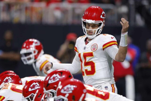 ATLANTA, GEÓRGIA - 22 DE SETEMBRO: Patrick Mahomes nº 15 do Kansas City Chiefs dirige sua equipe durante o quarto período contra o Atlanta Falcons no Mercedes-Benz Stadium em 22 de setembro de 2024 em Atlanta, Geórgia.