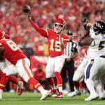 KANSAS CITY, MISSOURI - 05 DE SETEMBRO: O quarterback Patrick Mahomes # 15 do Kansas City Chiefs lança um passe contra o Baltimore Ravens durante o segundo quarto no GEHA Field no Arrowhead Stadium em 05 de setembro de 2024 em Kansas City, Missouri.