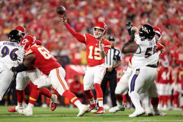 KANSAS CITY, MISSOURI - 05 DE SETEMBRO: O quarterback Patrick Mahomes # 15 do Kansas City Chiefs lança um passe contra o Baltimore Ravens durante o segundo quarto no GEHA Field no Arrowhead Stadium em 05 de setembro de 2024 em Kansas City, Missouri.