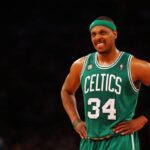 Paul Pierce nº 34 do Boston Celtics observa