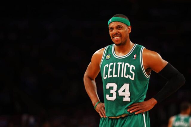 Paul Pierce nº 34 do Boston Celtics observa