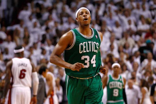 MIAMI, FL - 05 DE JUNHO: Paul Pierce nº 34 do Boston Celtics reage depois de fazer uma cesta de 3 pontos no minuto final do quarto período para dar ao Celtics uma vantagem de 90-86 contra o Miami Heat no Jogo Cinco do Finais da Conferência Leste nos Playoffs da NBA de 2012 em 5 de junho de 2012 na American Airlines Arena em Miami, Flórida. NOTA AO USUÁRIO: O Usuário reconhece e concorda expressamente que, ao baixar e/ou usar esta fotografia, o Usuário está concordando com os termos e condições do Contrato de Licença da Getty Images.