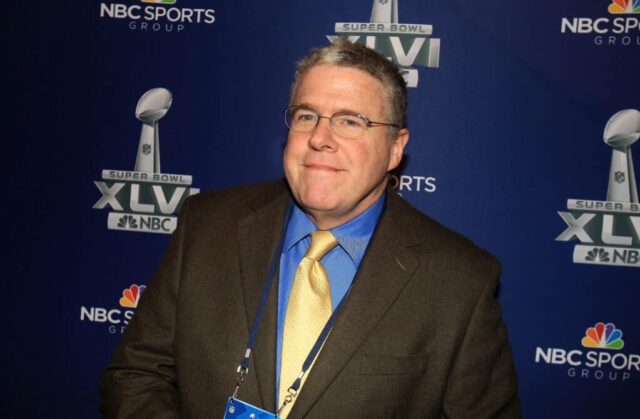 O analista de estúdio da NBC e redator da Sports Illustrated, Peter King, observa durante a conferência de imprensa das emissoras do Super Bowl XLVI no Super Bowl XLVI Media Canter no JW Marriott Indianapolis em 31 de janeiro de 2012 em Indianápolis, Indiana.