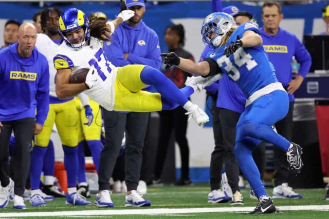 DETROIT, MICHIGAN - 08 DE SETEMBRO: Puka Nacua nº 17 do Los Angeles Rams é empurrado para fora dos limites por Alex Anzalone nº 34 do Detroit Lions no Ford Field em 08 de setembro de 2024 em Detroit, Michigan.