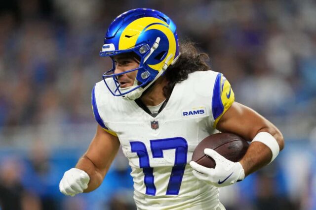 DETROIT, MICHIGAN - 08 DE SETEMBRO: Puka Nacua # 17 do Los Angeles Rams corre com a bola contra o Detroit Lions no Ford Field em 08 de setembro de 2024 em Detroit, Michigan.