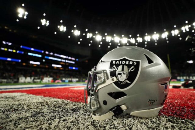 O capacete do Oakland Raiders é visto em campo após o jogo entre Chicago Bears e Oakland Raiders no Tottenham Hotspur Stadium em 06 de outubro de 2019 em Londres, Inglaterra.