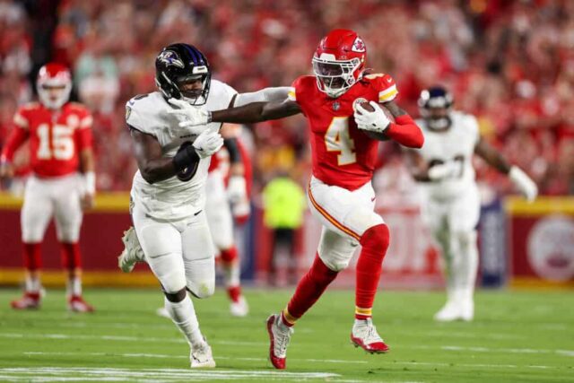 KANSAS CITY, MISSOURI - 05 DE SETEMBRO: Rashee Rice nº 4 do Kansas City Chiefs corre a bola contra Roquan Smith nº 0 do Baltimore Ravens durante o primeiro quarto no GEHA Field no Arrowhead Stadium em 05 de setembro de 2024 em Kansas City, Missouri. 