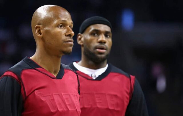 CHARLOTTE, NC - 28 DE ABRIL: Ray Allen nº 34 do Miami Heat e seu companheiro de equipe LeBron James nº 6 usam uma faixa preta e uma camisa de aquecimento do avesso antes do jogo contra o Charlotte Bobcats no jogo quatro das quartas de final da Conferência Leste durante 2014 Playoffs da NBA na Time Warner Cable Arena em 28 de abril de 2014 em Charlotte, Carolina do Norte. NOTA AO USUÁRIO: O Usuário reconhece e concorda expressamente que, ao baixar e/ou usar esta fotografia, o Usuário está concordando com os termos e condições do Contrato de Licença da Getty Images. 