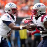 CINCINNATI, OHIO - 08 DE SETEMBRO: Jacoby Brissett nº 7 do New England Patriots entrega a bola para Rhamondre Stevenson nº 38 durante o primeiro quarto contra o Cincinnati Bengals no Paycor Stadium em 08 de setembro de 2024 em Cincinnati, Ohio.