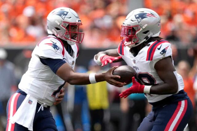 CINCINNATI, OHIO - 08 DE SETEMBRO: Jacoby Brissett nº 7 do New England Patriots entrega a bola para Rhamondre Stevenson nº 38 durante o primeiro quarto contra o Cincinnati Bengals no Paycor Stadium em 08 de setembro de 2024 em Cincinnati, Ohio.