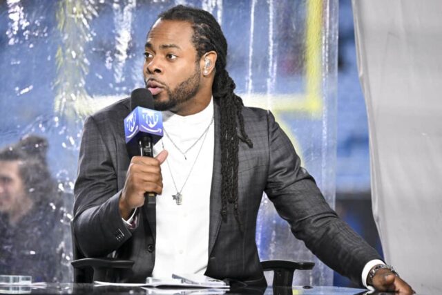 Richard Sherman fala durante o lançamento do Thursday Night Football antes do jogo entre Atlanta Falcons e Carolina Panthers no Bank of America Stadium em 10 de novembro de 2022 em Charlotte, Carolina do Norte.