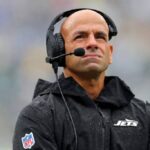 EAST RUTHERFORD, NOVA JERSEY - 29 DE SETEMBRO: O técnico Robert Saleh do New York Jets enfrenta o Denver Broncos durante o primeiro tempo no MetLife Stadium em 29 de setembro de 2024 em East Rutherford, Nova Jersey.