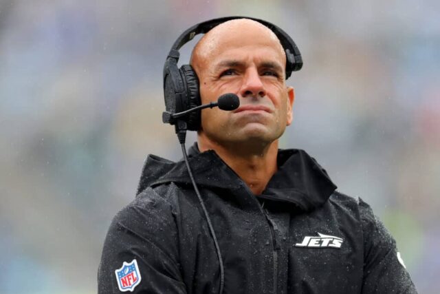 EAST RUTHERFORD, NOVA JERSEY - 29 DE SETEMBRO: O técnico Robert Saleh do New York Jets enfrenta o Denver Broncos durante o primeiro tempo no MetLife Stadium em 29 de setembro de 2024 em East Rutherford, Nova Jersey.