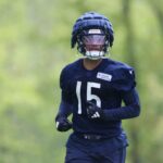 LAKE FOREST, ILLINOIS - 10 DE MAIO: Rome Odunze # 15 do Chicago Bears observa durante o Chicago Bears Rookie Minicamp no Halas Hall em 10 de maio de 2024 em Lake Forest, Illinois.