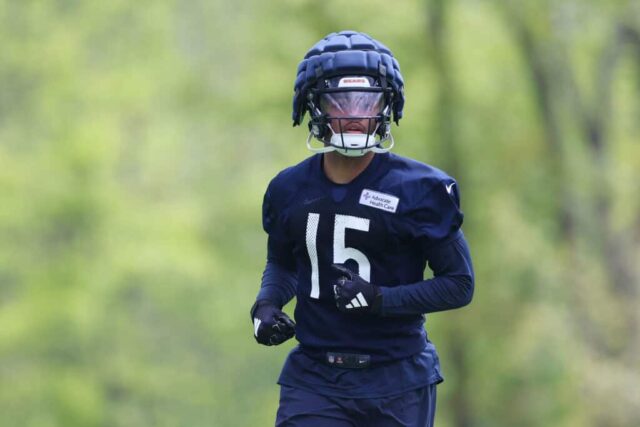 LAKE FOREST, ILLINOIS - 10 DE MAIO: Rome Odunze # 15 do Chicago Bears observa durante o Chicago Bears Rookie Minicamp no Halas Hall em 10 de maio de 2024 em Lake Forest, Illinois.