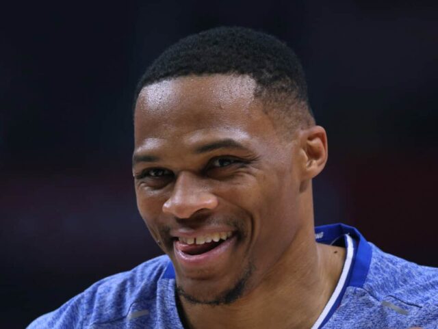 LOS ANGELES, CALIFÓRNIA - 12 DE DEZEMBRO: Russell Westbrook # 0 do LA Clippers ri durante o aquecimento antes do jogo contra o Sacramento Kings na Crypto.com Arena em 12 de dezembro de 2023 em Los Angeles, Califórnia.