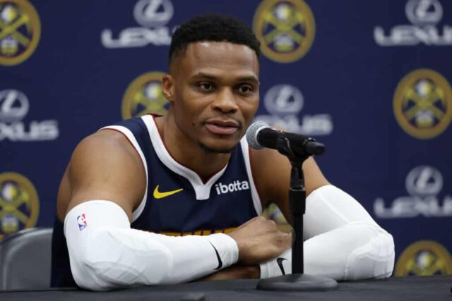 DENVER, COLORADO - 26 DE SETEMBRO: Russell Westbrook # 4 do Denver Nuggets responde a perguntas durante o Denver Nuggets Media Day na Ball Arena em 26 de setembro de 2024 em Denver, Colorado. NOTA AO USUÁRIO: O Usuário reconhece e concorda expressamente que, ao baixar e/ou usar esta fotografia, o Usuário está concordando com os termos e condições do Contrato de Licença da Getty Images.