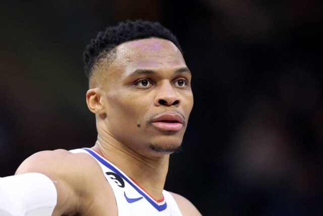 Russell Westbrook #0 do LA Clippers está na quadra durante o jogo contra o Golden State Warriors no Chase Center em 2 de março de 2023 em San Francisco, Califórnia. NOTA AO USUÁRIO: O usuário reconhece e concorda expressamente que, ao baixar e/ou usar esta fotografia, o usuário concorda com os termos e condições do Contrato de Licença da Getty Images.